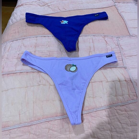 VS Pink thong Panties - Picture 4 of 5